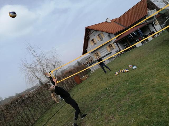 Wie gut, dass das Klinger-Beachvolleyballteam unter einem Dach lebt. Da geht das Training leichter.
