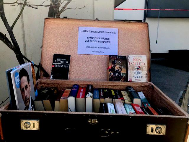 Wem der Lesestoff ausgeht, kann sich im "Bücherkoffer" jederzeit selbst Nachschub holen.