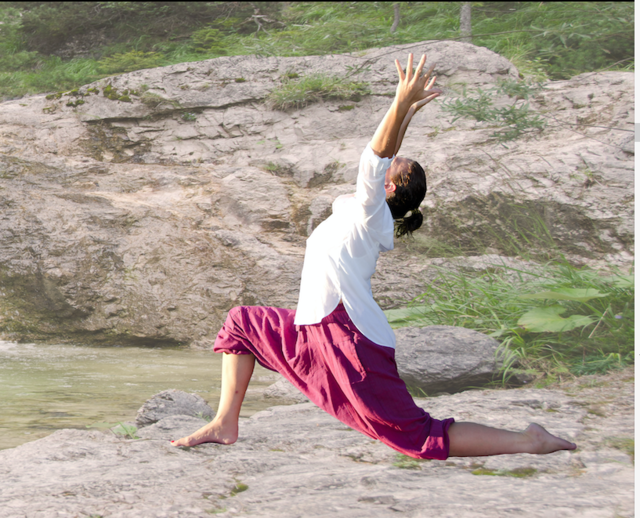Yoga ist nicht nur ein effektives Ganzkörpertraining, sondern verhilft auch zu mehr Energie und Achtsamkeit.