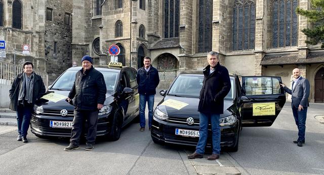 Die Marktgemeinde Perchtoldsdorf und ein örtliches Taxiunternehmen haben einen Gratis-Lieferservice für örtlicher Betriebe und deren Kunden entwickelt. V. l. n. r.: Vizebürgermeisterin Brigitte Sommerbauer, gfGR Herwig Heider, Taxiunternehmer Tibor Felner, Bürgermeister Martin Schuster und Wirtschaftskammer-Obmann GR Martin Fürndraht.