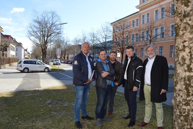 Lokalaugenschein in der Jesserniggstraße: Claus Dieter Nunner, Reinhold Glantschnig, Georg Hummitzsch, Christian Scheider, Frank Frey.
Der Lokalaugenschein fand noch vor den Corona-Ausgangsbeschränkungen und Abstands-Reglungen statt!!!