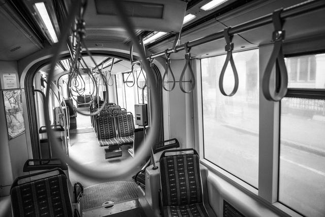 Diszipliniert: Auch die Öffentlichen Verkehrsmittel werden kaum noch genutzt.