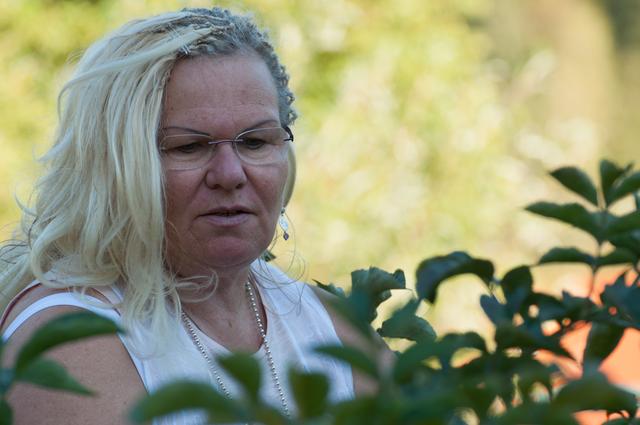 Annemarie Herzog stellt Räucherwerk zur Förderung des Immunsystems her.