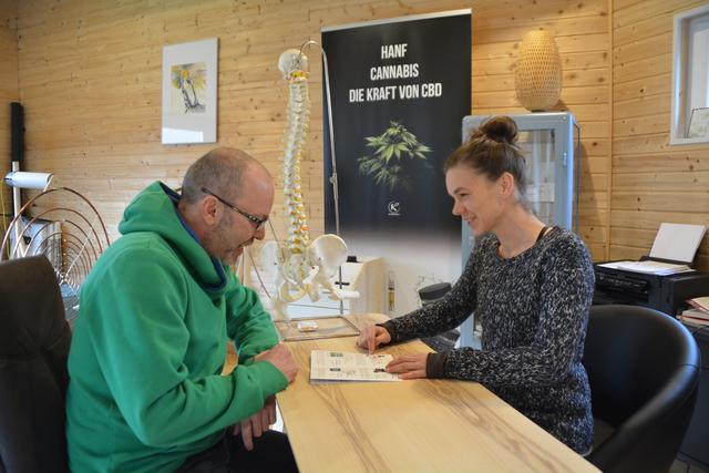 Jetzt das Immunsystem stärken: Michael Daurer und Martina Prankl bieten CBD-Produkte an. | Foto: Roland Mayr