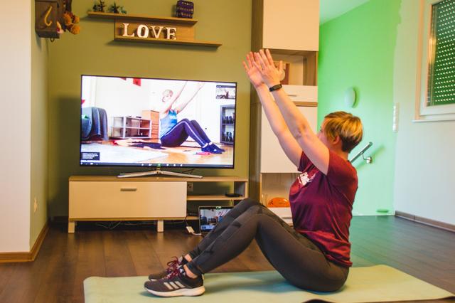 Trotz geschlossener Fitnessstudios: Mit den Onlinekursen von Bodydays kann man auch zu Hause fit bleiben.