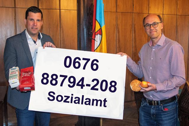 tefan Krapf und Thomas Bergthaler arrangieren den Einkaufsdienst. 70 vorwiegende junge Leute erledigen alle notwendigen Einkäufe der Altersgruppe 65+.