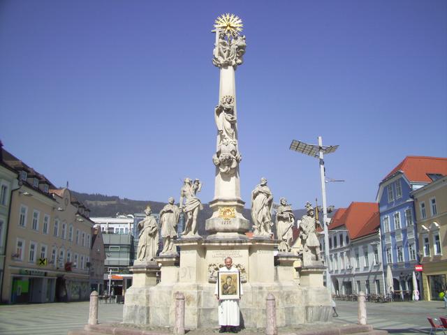 Kustos Karl Mlnar vor der Pestsäule auf dem Leobener Hauptplatz.