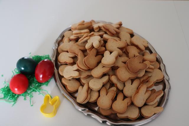 Mit dem klassischen Linzeraugen-Teig lassen sich auch gut Osterhäschen backen.