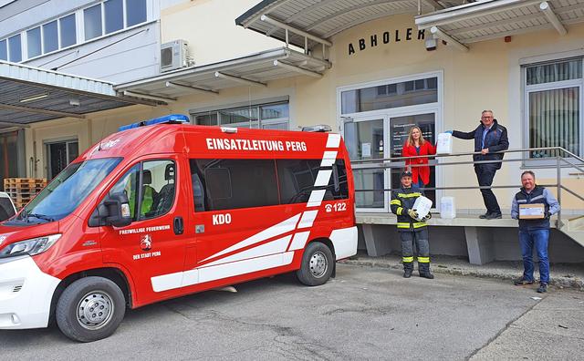 Feuerwehrkomandant FF Stadt Perg Gerhard Panhofer, Silvia Horner, Paul Lassacher, Stefan Radinger (alle Synthesa).