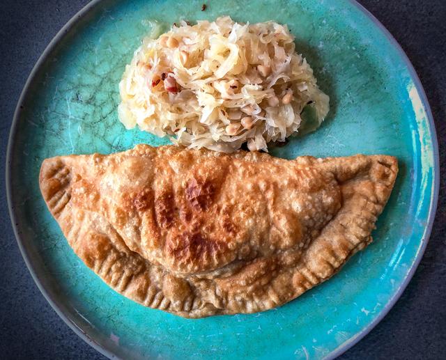 Die Ennstaler Fleischkrapfen werden optimalerweise mit Bohnen-Sauerkraut serviert. Mahlzeit.