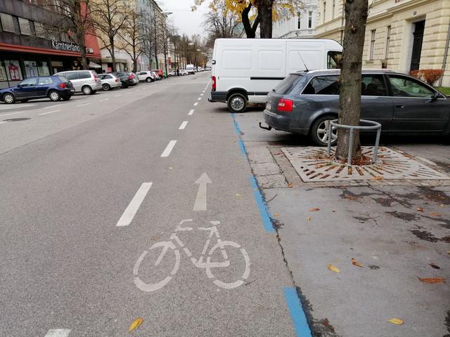 Klagenfurt - Bahnhofstraße: der Mehrzweckstreifen ist oftmals zugeparkt | Foto: Radlobby Klagenfurt