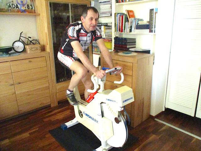 Radsportler Gerald Leutgeb trainiert zu Hause.
