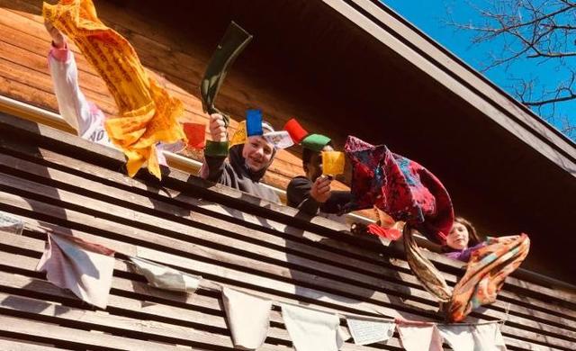 Auf die Decke, zu den Fenstern, los: Mit einem Flashmob will das SOS Kinderdorf helfen, damit Familien nicht die Decke auf den Kopf fällt.
