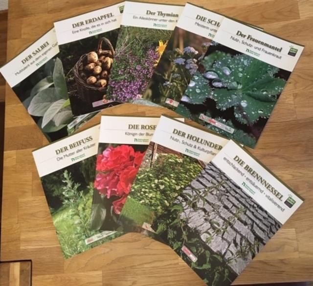 Die Broschüren vom Hollersbacher Kräutergarten vermitteln spannendes Wissen über die jeweilige Pflanze.