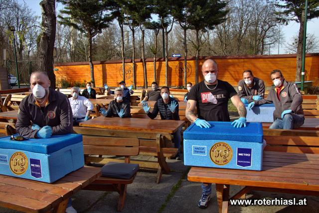 Das Team vom Roten Hiasl liefert mit Schutzmasken, Gummihandschuhen und Desinfektionsmittel aus.