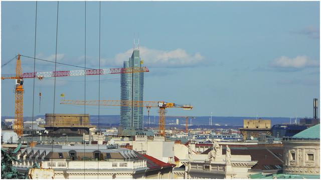Links und rechts die Flaktürme im Augarten, dazwischen der Milleniumstower. Vorne rechts mit den Figuren  und der runden Kuppel (weiß nicht, wie dieser Bauteil genannt wird), das ist das Burgtheater.
Links vorne könnte es das Gebäude vom Cafe Landtmann sein. 