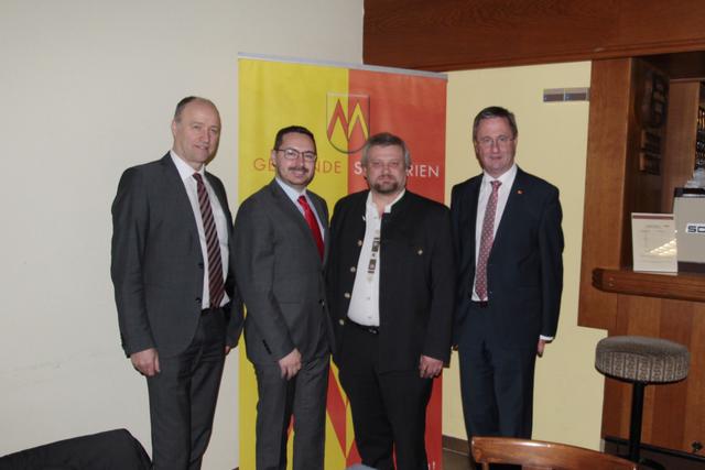 Bezirkshauptmann Manfred Hagenauer, Oliver Vendel, Helmut Löschl und Bürgermeister Helmut Templ (v. l. n. r.).