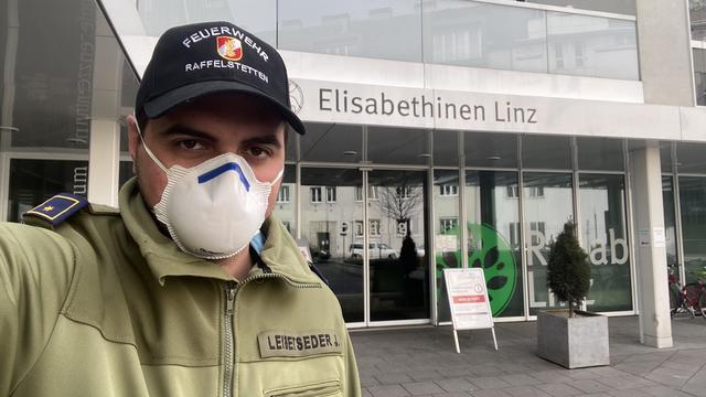 Johannes Leibetseder vor dem Eingang der Elisabethinen.