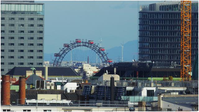 Das Riesenrad im Prater. Die Gebäude links und rechts erkenne ich nicht.