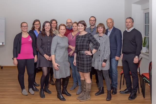 Heike Liebmann und Barbara Lagger (vorne) leiten das neue Gesundheitszentrum in Frauental, hier mit einem Teil ihres Teams.