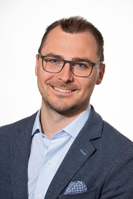 "Ältere brauchen sich bei uns nur melden und wir bringen die Medikamente bis zur Haustüre. Und – niemand muss sich Sorgen machen, dass wir zusperren oder uns die Medikamente ausgehen.“ Philipp Rieder, Apotheker in Timelkam.