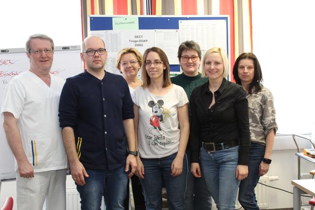 Die Teams der Krisenstäbe wechseln täglich und sind auch am Wochenende im Einsatz.
Team A von li: Prim. Dr. Michael Böhm, Ing. Michael Weilguni, DGKP Herta Weissensteiner, MBA, OÄ Dr. Julia Dlask, Karin Grubeck, DGKP Bettina Weiß und Eva Stütz.