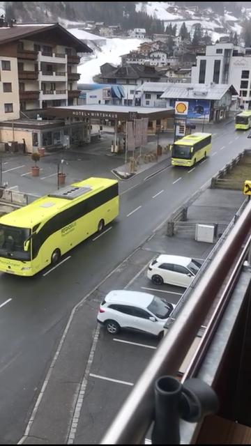 Buskonvoi mit ausreisenden Saisonarbeitern bei der Durchfahrt durch See.
