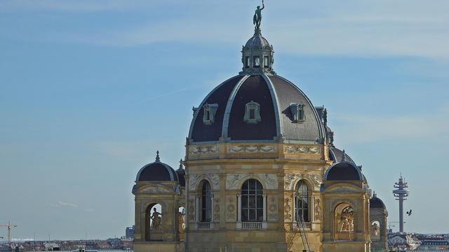 Die Kuppel des Naturhistorischen Museums nach gesehen, rechts davon der Arsenalturm.