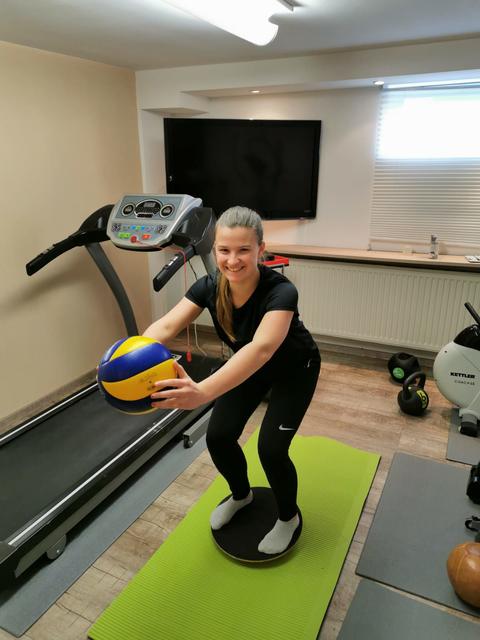 Anna Zimola hält sich gemeinsam mit ihren Teamkolleginnen fit.