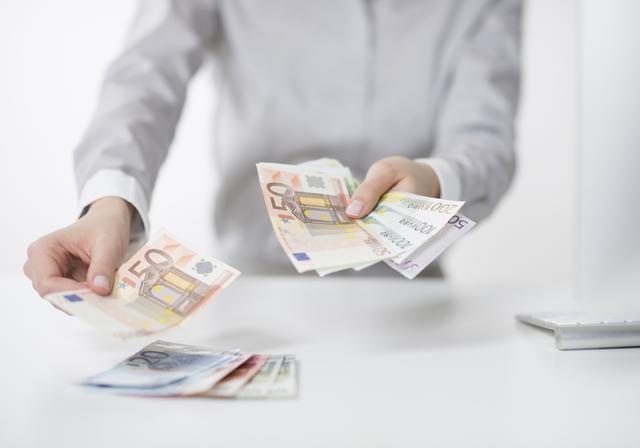 Appell: Pensionisten sollten nicht am Monatsersten die Bankfilialen stürmen. Bankberater informieren gerne auch telefonisch.