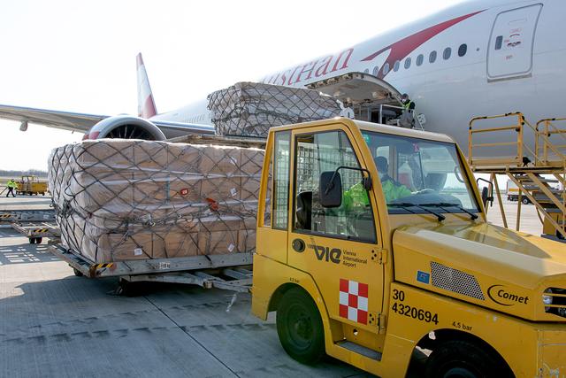 Die Austrian Airlines haben am Montag weitere 30 Tonnen Schutzausrüstung aus China nach Österreich geflogen. | Foto: (C) Schleinzer_Flughafen Wien