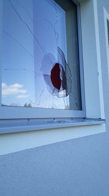 Mit einem Pflasterstein wurde das Fenster der Wasserrettung St. Johann eingeworfen. Nicht die einzige Sachbeschädigung an diesem Abend.