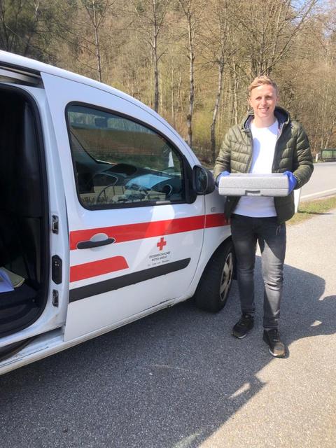 Student und Hobbyfußballer Georg Götzendorfer wollte helfen und stellt nun Essen zu.