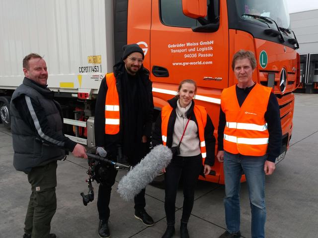 Hermann Höglinger (rechts) fährt für das Unternehmen "Gebrüder Weiss" täglich von Passau über Alhaming nach Wels und liefert von dort Ladungen in ganz Oberösterreich aus. Kürzlich begleitete ihn ein Team der ZDF-Sendung "Zoom" auf seiner Tour. Das Ergebnis ist am 8. April 2020 um 22.45 Uhr im ZDF zu sehen.