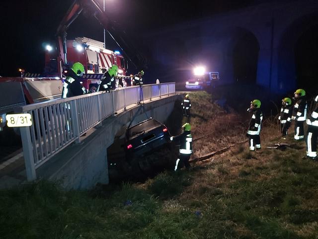 Das Unfallfahrzeug kam zwischen einem Betonpfeiler im Brückenbereich und dem Edlesbach zum liegen | Foto: BFKDO MA