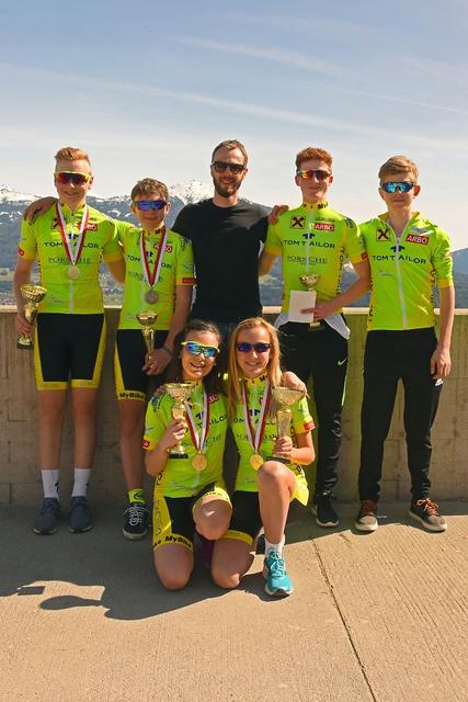 : Gruppenfoto mit Trainer Alois Kronthaler.