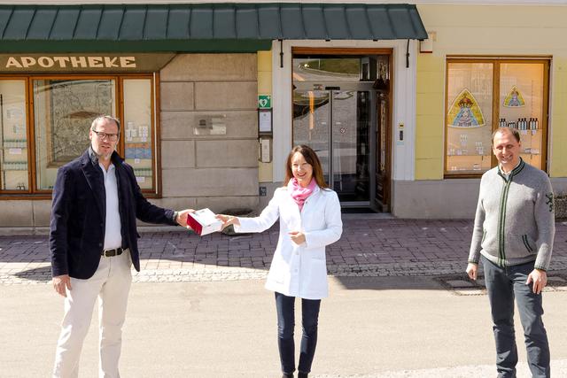 Medikamentenlieferung durch den Sozialen Hilfsdienst: Nino Contini (Mitglied des Sozialen Hilfsdienstes), Angelika Prentner (Apotheke zur Gnadenmutter) und Bgm. Johann Kleinhofer.