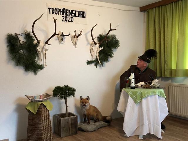 Trotz Corona-Quarantäne: Theo Tschiderer aus See mit seiner privaten Trophäenschau.