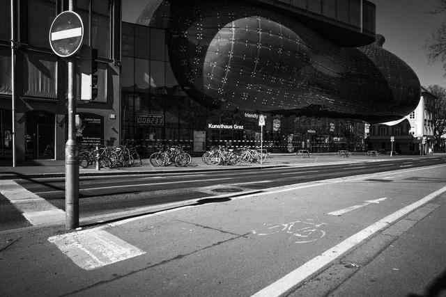 Perspektivenwechsel: So verlassen sieht man das Kunsthaus auch selten. | Foto: Philip Platzer
