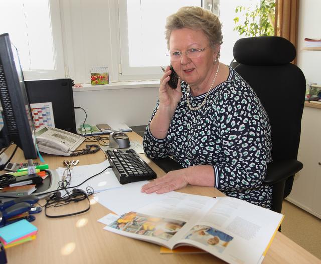 Margit Dantler berät telefonisch Interessierte, die eine Ausbildung im Gesundheitsbereich machen möchten.