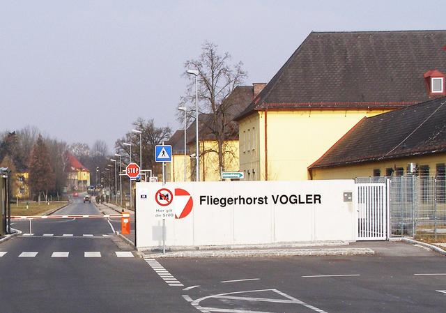 Einen Gesundheitscheck müssen angehende Präsenzdiener im Fliegerhorst Vogler machen.