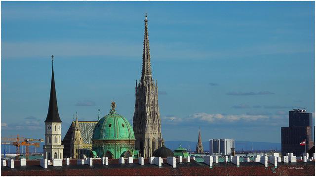 Die Michaelerkirche links vom Stephansdom, direkt davor die Kuppel der Hofburg.