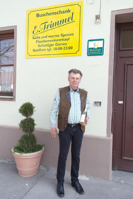Ernst Trimmel präsentiert stolz den ersten "Trisecco".