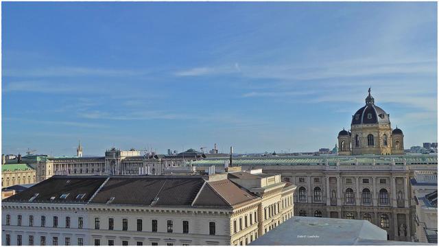 Im Vordergrund der Gebäudekomplex Schmerlingplatz Hansenstraße, Bellariastraße.
Dahinter links die Hofburg, rechts das Naturhistorische Museum.