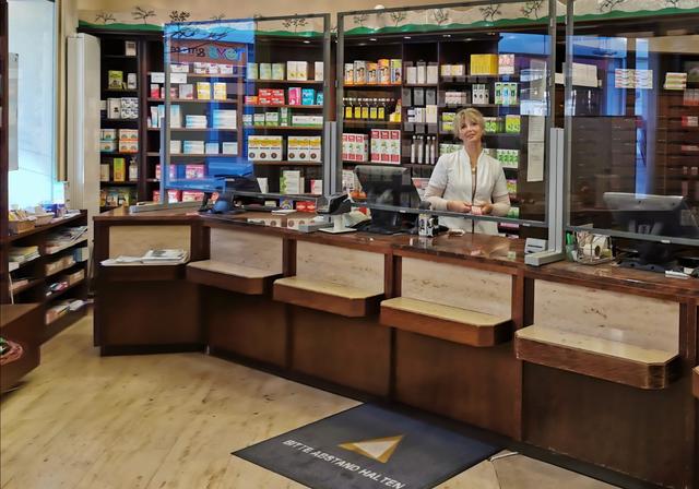 Glaswände in der Stadtapotheke Perg schützen die Kunden und die Mitarbeiter vor der Übertragung von Viren.