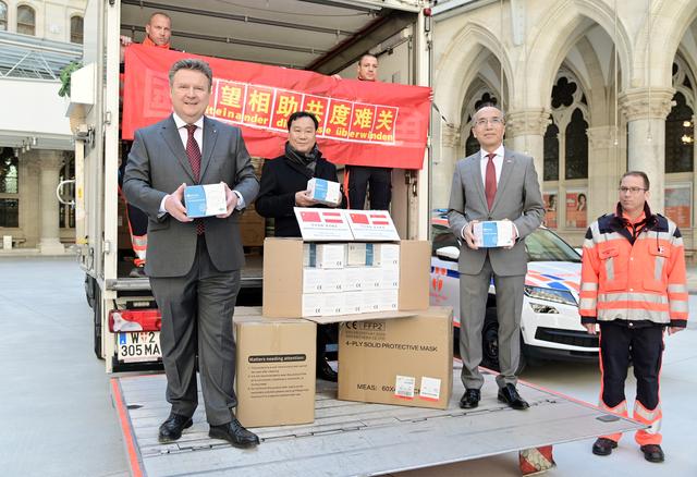 Bürgermeister Michael Ludwig nahm am Dienstag mehr als 39.000 Mundschutz-Masken aus China in Empfang. Die Masken sind ein Geschenk der chinesischen Community in Wien.