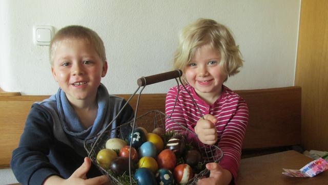 Johannes und Katharina haben gemeinsam mit ihrer Mama,  Seminarbäuerin Martina Sallaberger aus Michaelnbach, die Ostereier mit Naturmaterialien gefärbt. | Foto: Martina Sallaberger