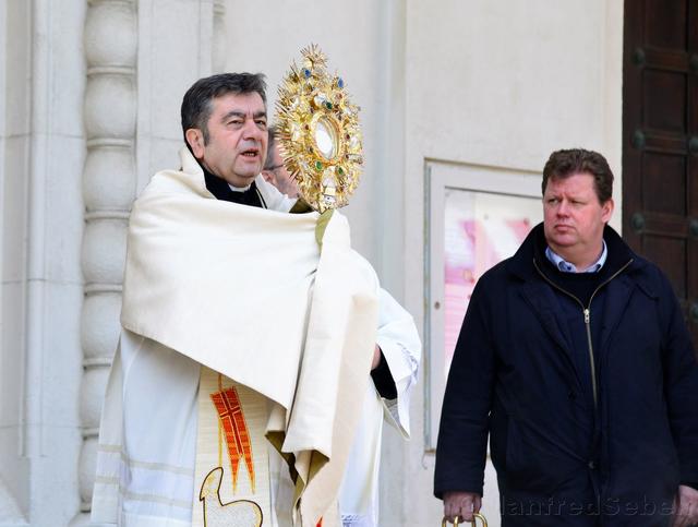 Pater Jan Soroka segnet die Simmeringer von der Straße aus. | Foto: Manfred Sebek