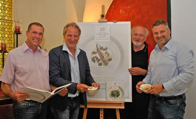 Bei der Präsentation des Weltmeister-Buches "Geschmackshochzeit": Stadtrat Markus Geiger, Tourismusverbands-Geschäftsführer Helmut Micheler, Verleger und Autor Lojze Wieser und Gastronom Adi Kulterer