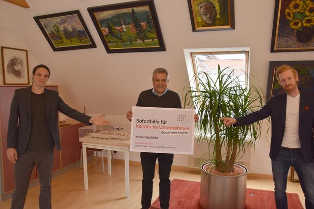 Ein Foto mit Abstand in der Corona-Krise: Thomas Pichler und Thomas Canori von der St. Veiter Werbeagentur „Company Lifting“ mit Bürgermeister Gerhard Mock.